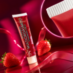 Gel multiorgásmico para clítoris sabor fresa presentado junto a fresas