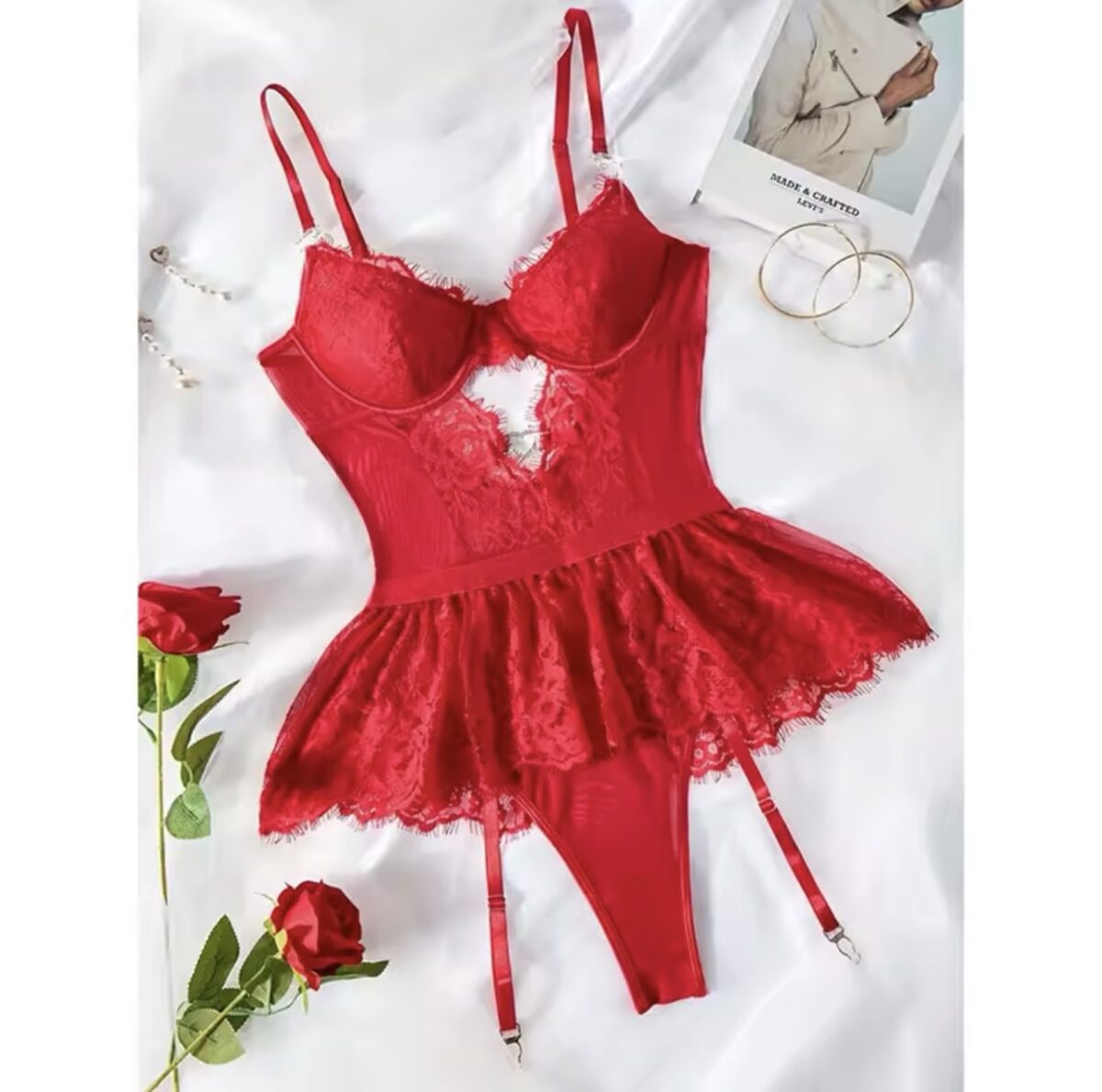 Babydoll rojo de encaje con transparencias y falda corta