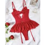 Conjunto de lencería roja de encaje con falda corta transparente