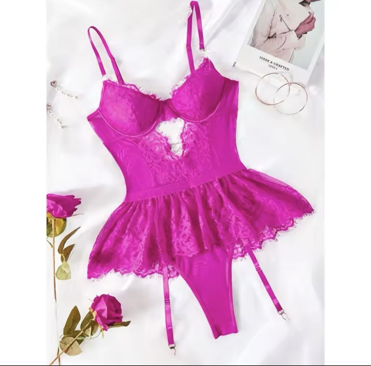 Conjunto de lencería rosa brillante con falda de tul y liguero