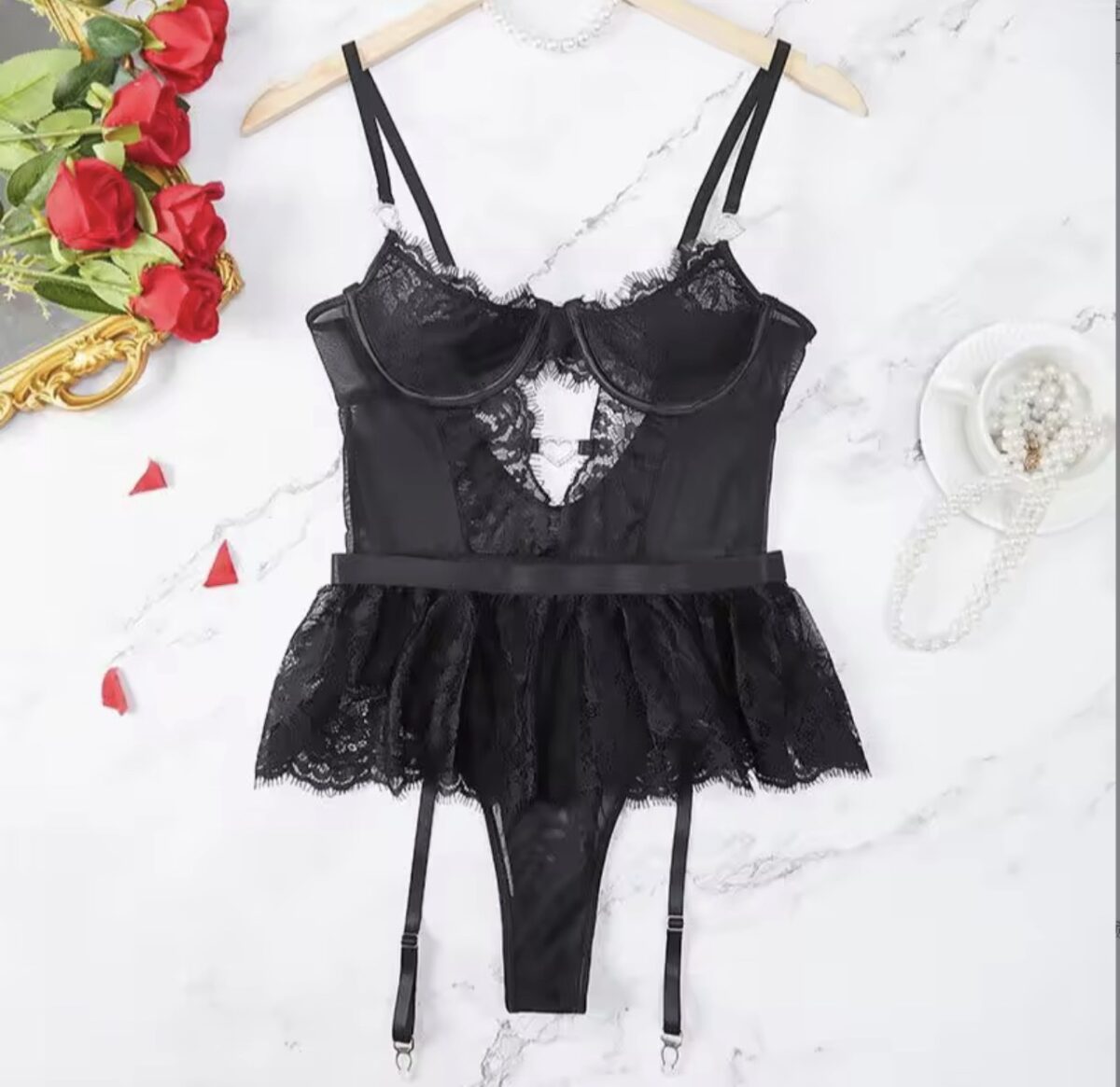 Babydoll negro de encaje con falda transparente y tirantes