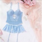 Conjunto de lencería azul claro con falda y tirantes