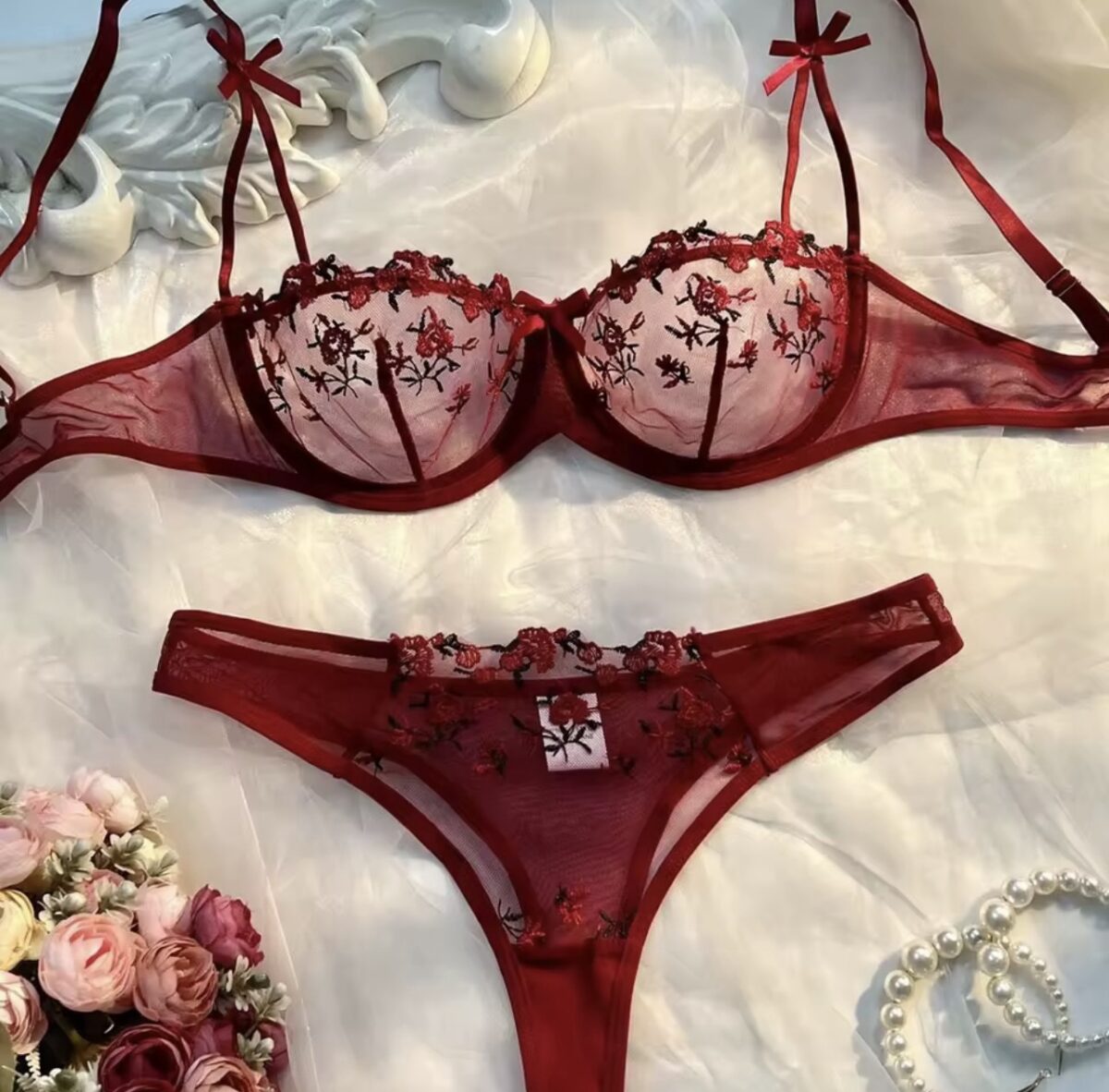 Set de Lencería Fina con Tul Transparente y Bordado Floral | Conjunto de Bra con Varilla y Tanga - Imagen 2
