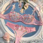 Set de Lencería Fina con Tul Transparente y Bordado Floral | Conjunto de Bra con Varilla y Tanga