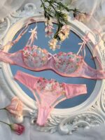 Set de Lencería Fina con Tul Transparente y Bordado Floral | Conjunto de Bra con Varilla y Tanga