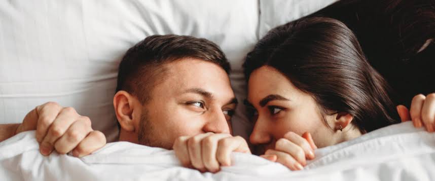 pareja hablando de deseos íntimos con confianza y sin incomodidad