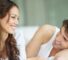 Mujer sonriendo mientras comparte un momento cercano con su pareja