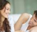 Mujer sonriendo mientras comparte un momento cercano con su pareja